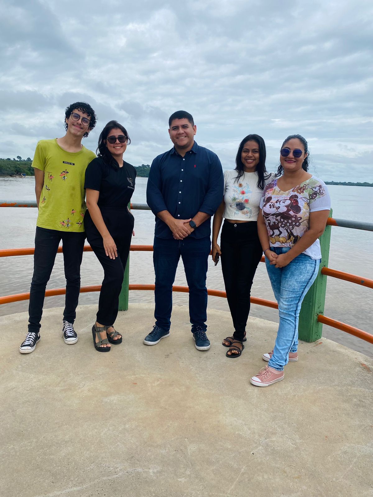 Integrantes do projeto Wesley Gabriel, Valéria Lourenço, Maria Paula, Ana Karolina e o coordenador Luann Sena imagem sem descrição.