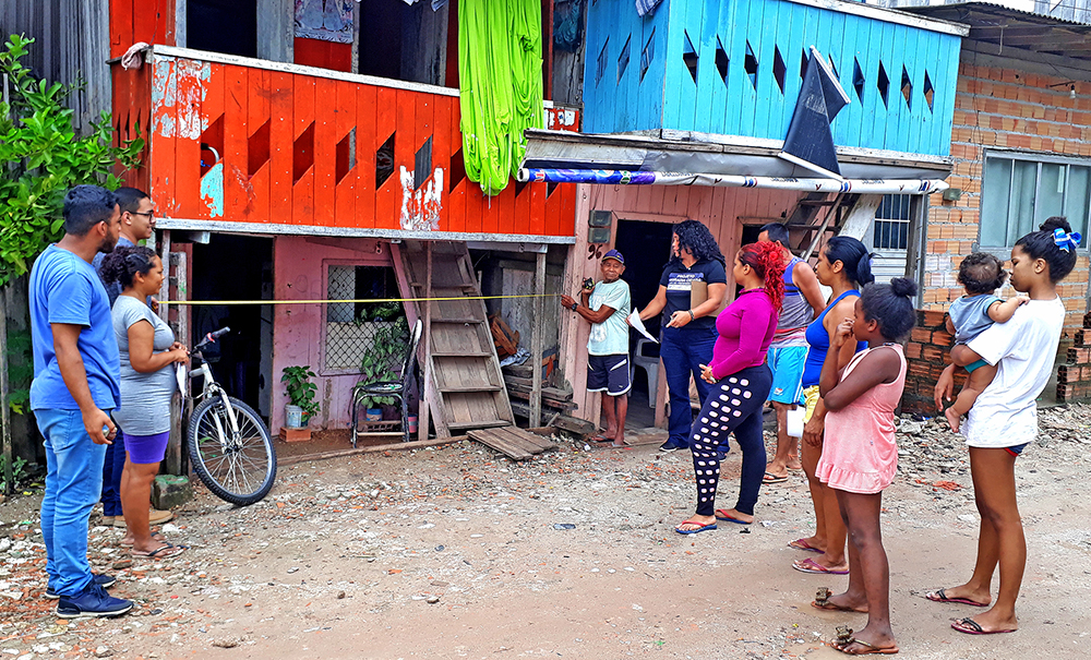 Membros da CRF UFPA e moradores medem os lotes para superar conflitos socioambientais